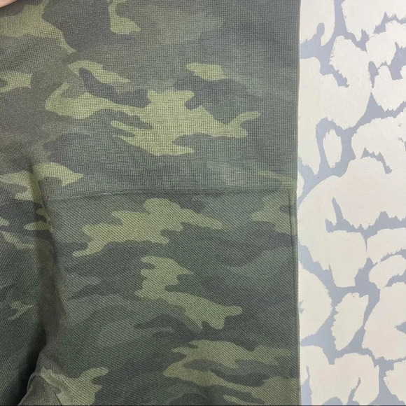 Spanx Seamless Green Camo Leggings size‎ Medium - Picture 6 of 7